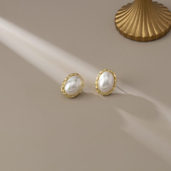 Women's Oval Pearl Non-Piercing Earrings - Image 9