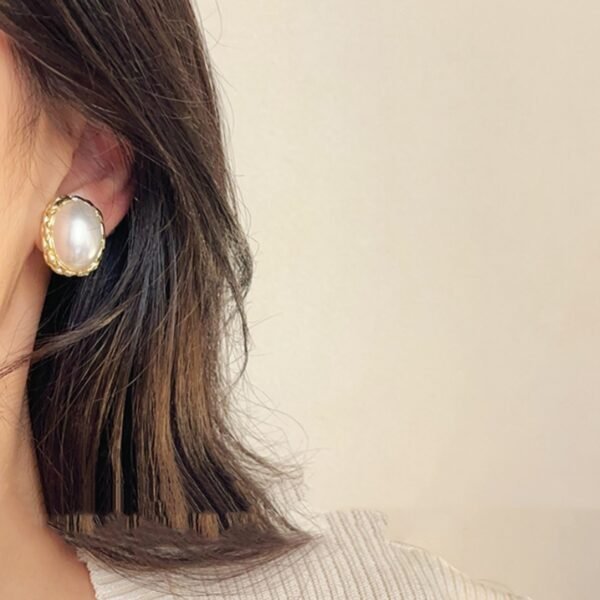 Women's Oval Pearl Non-Piercing Earrings - Image 4