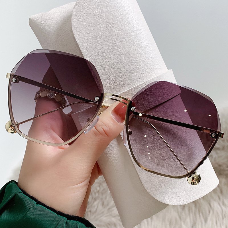 Women's Elegant Round Frame Thin-Look Sunglasses - Image 6