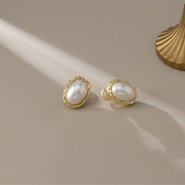 Women's Oval Pearl Non-Piercing Earrings - Image 8