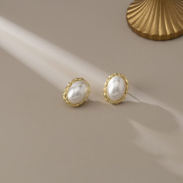 Women's Oval Pearl Non-Piercing Earrings - Image 3
