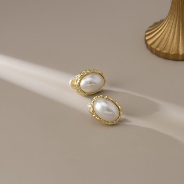 Women's Oval Pearl Non-Piercing Earrings - Image 6