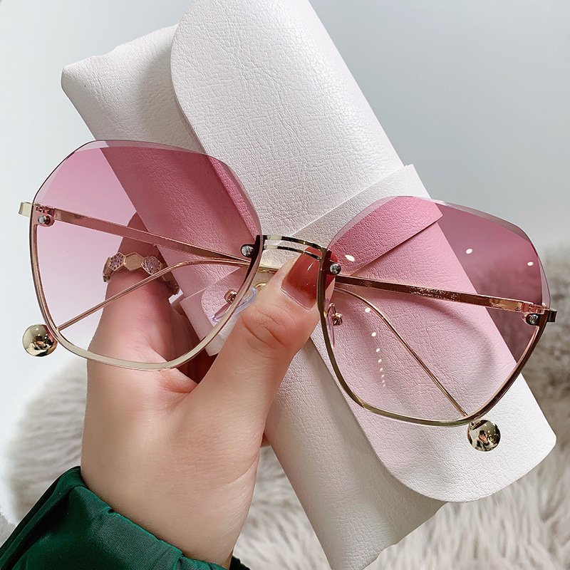Women's Elegant Round Frame Thin-Look Sunglasses - Image 8