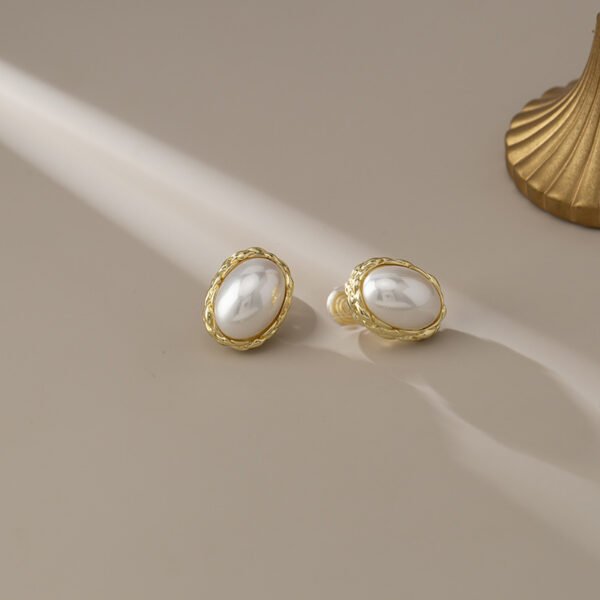 Women's Oval Pearl Non-Piercing Earrings - Image 7