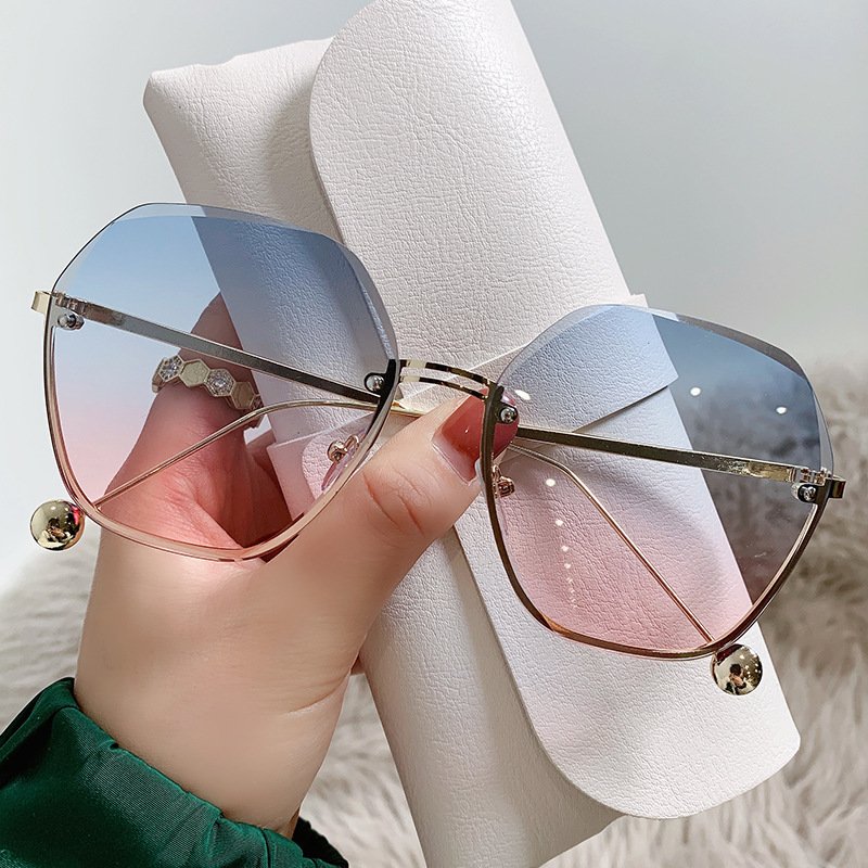 Women's Elegant Round Frame Thin-Look Sunglasses - Image 5